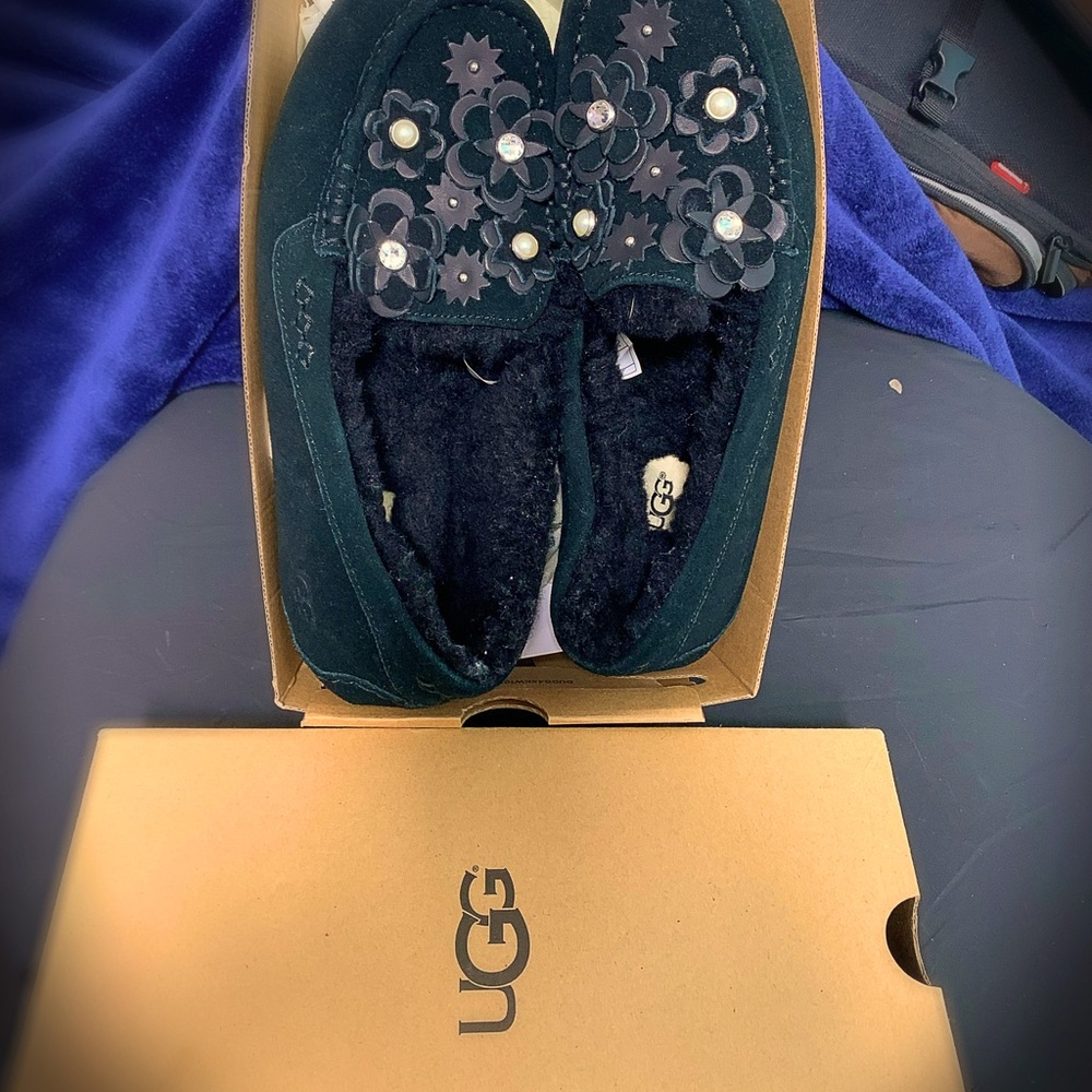 UGG Ansley Petal Women’s Gray Suede Slippers, Size 9
Excellent condition